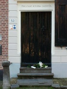 Bloemetje voor de 370ste verjaardag van Aleijda Wolfsen, op de stoep van haar geboortehuis aan de Melkmarkt 53 in Zwolle, tegenwoordig het Vrouwenhuis genoemd
